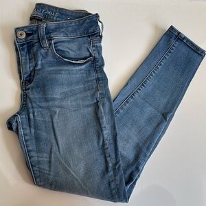 American Eagle Outfitters skinny jegging